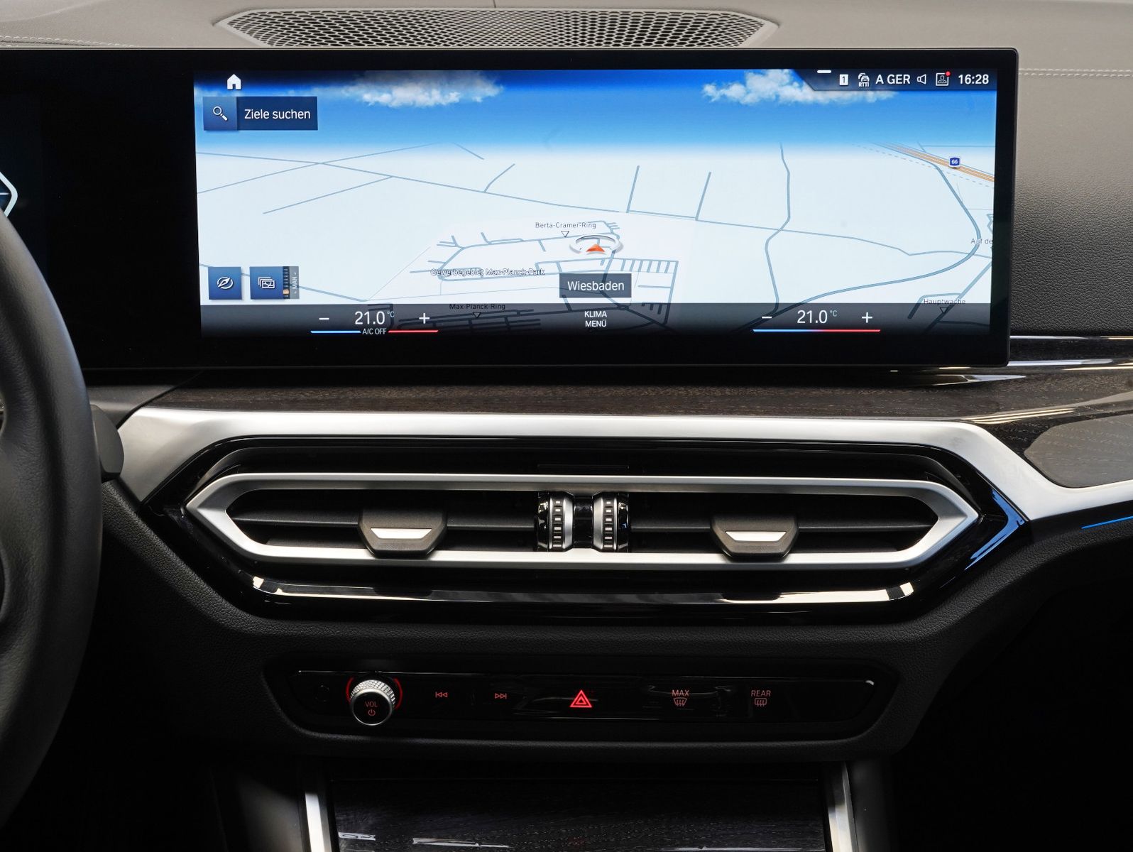 Fahrzeugabbildung BMW 320 d xDrive Touring LED/NAVI/ACC/PANORAMA