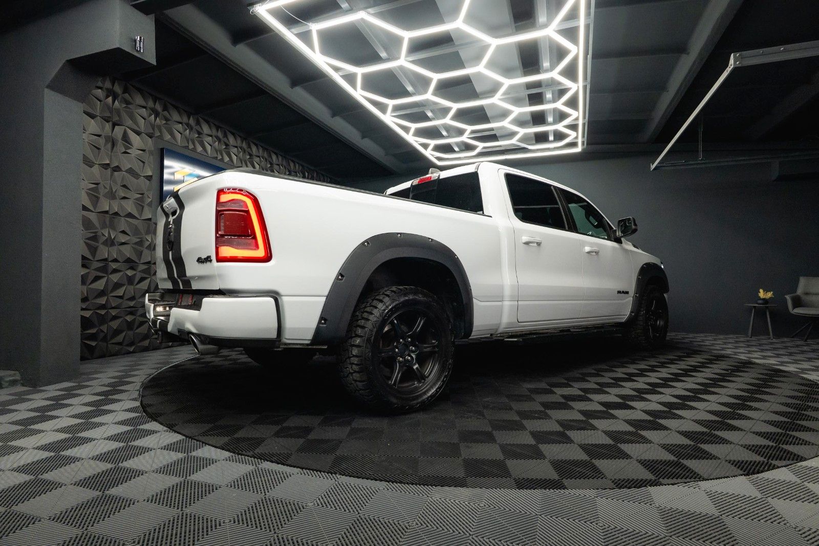 Fahrzeugabbildung Dodge RAM 5.7 V8 HEMI 4x4 OFFROAD Night-Paket LONGBED