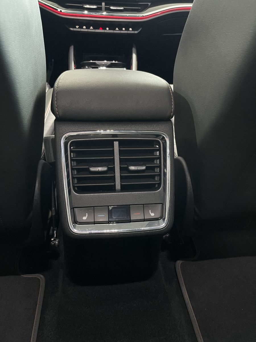 Fahrzeugabbildung SKODA Enyaq 80 Suite*Leder*LED-Matrix*Cam*AHK*
