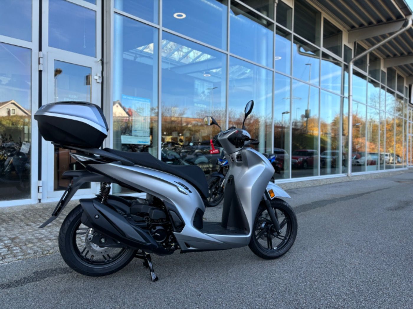 Fahrzeugabbildung Honda SH 350i inklusive Smart-Topcase Tageszulassung