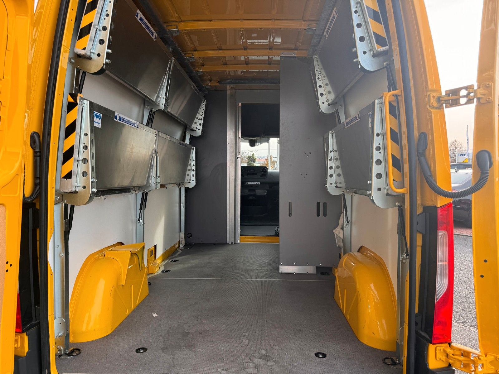 Fahrzeugabbildung Mercedes-Benz eSprinter 312 DHL Regal KEP-Ausbau