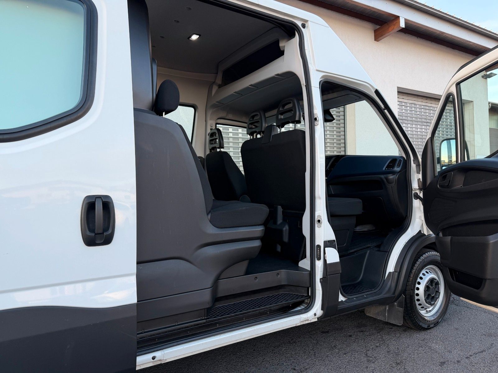 Fahrzeugabbildung Iveco Daily 35S14H CRV , Crewcab, 7-Sitze, Klima