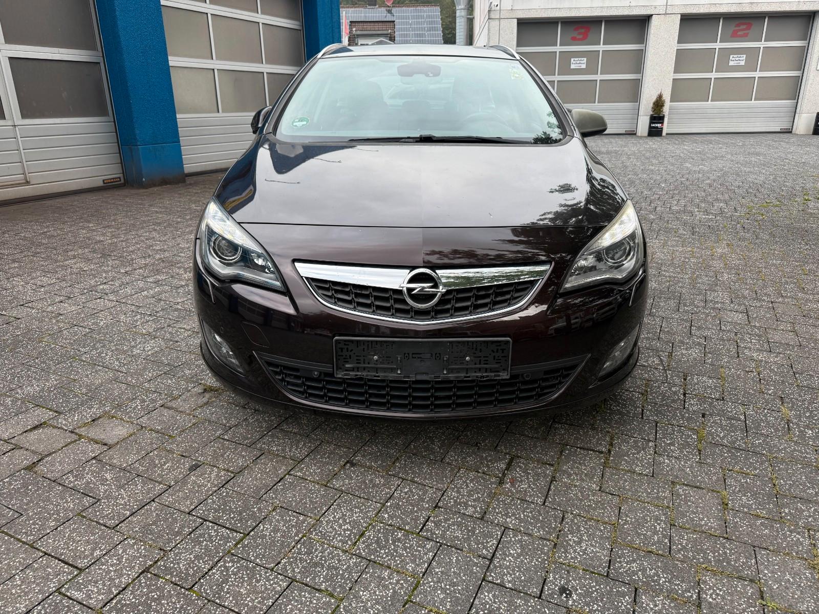 Opel Astra 2012 — rear view