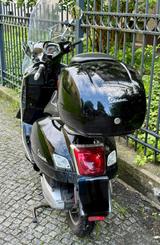 Vespa GTS 300 Schwarz (EZ 02/2022 - HU 4/28) - VESPA MOTORRAD