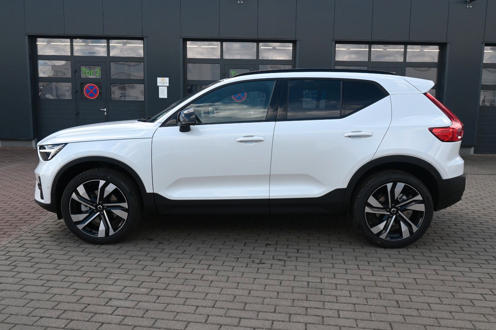 Fahrzeugabbildung Volvo XC40 B4 DKG Plus Dark*H&K*FSHZG*360°*ACC*AHK