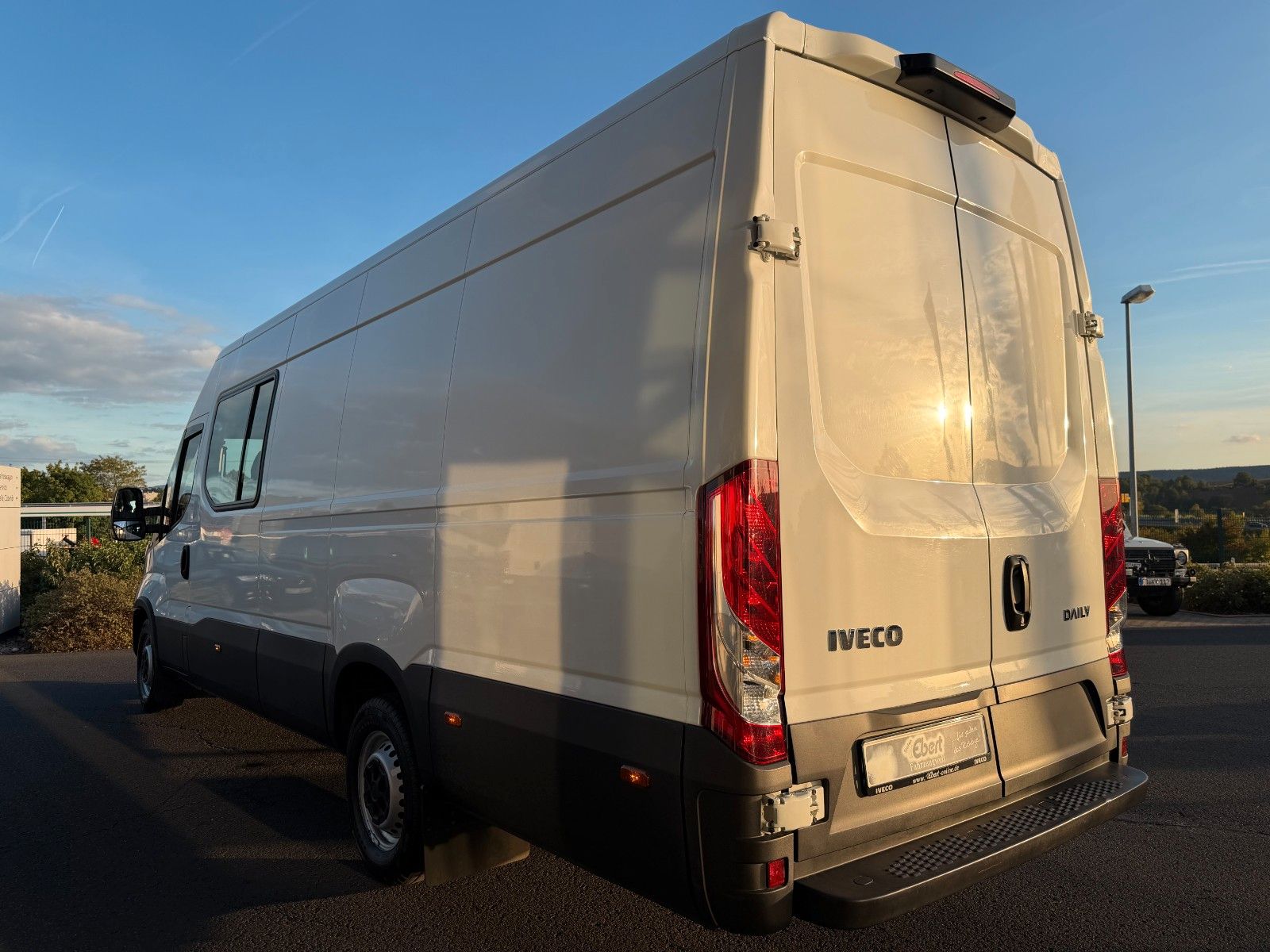 Fahrzeugabbildung Iveco Daily 35S14H CRV , Crewcab, 7-Sitze, Klima