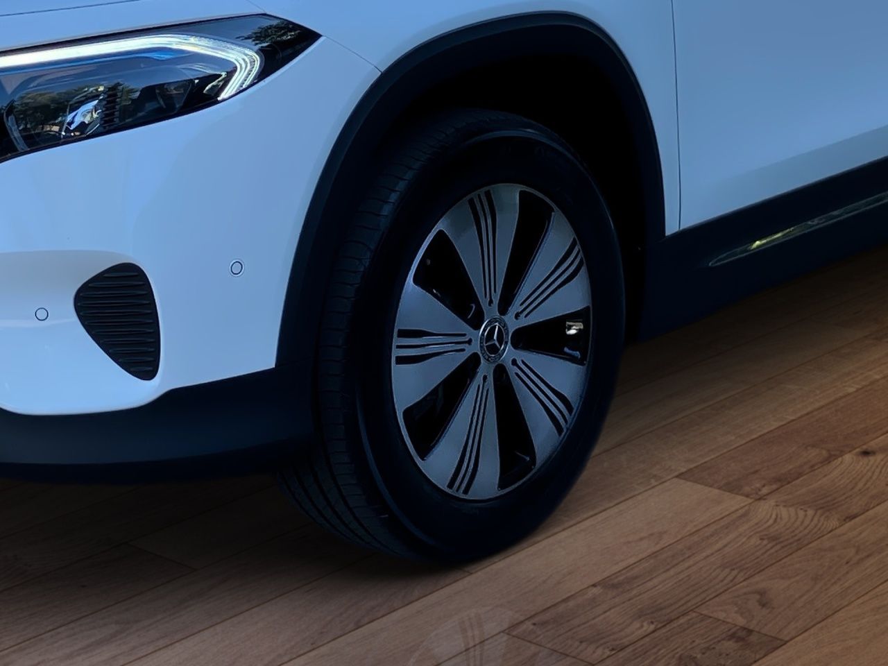 Fahrzeugabbildung Mercedes-Benz EQB 300 4M BONUS+AHK+360°+LENKRADHEIZ+FAHRASSIST