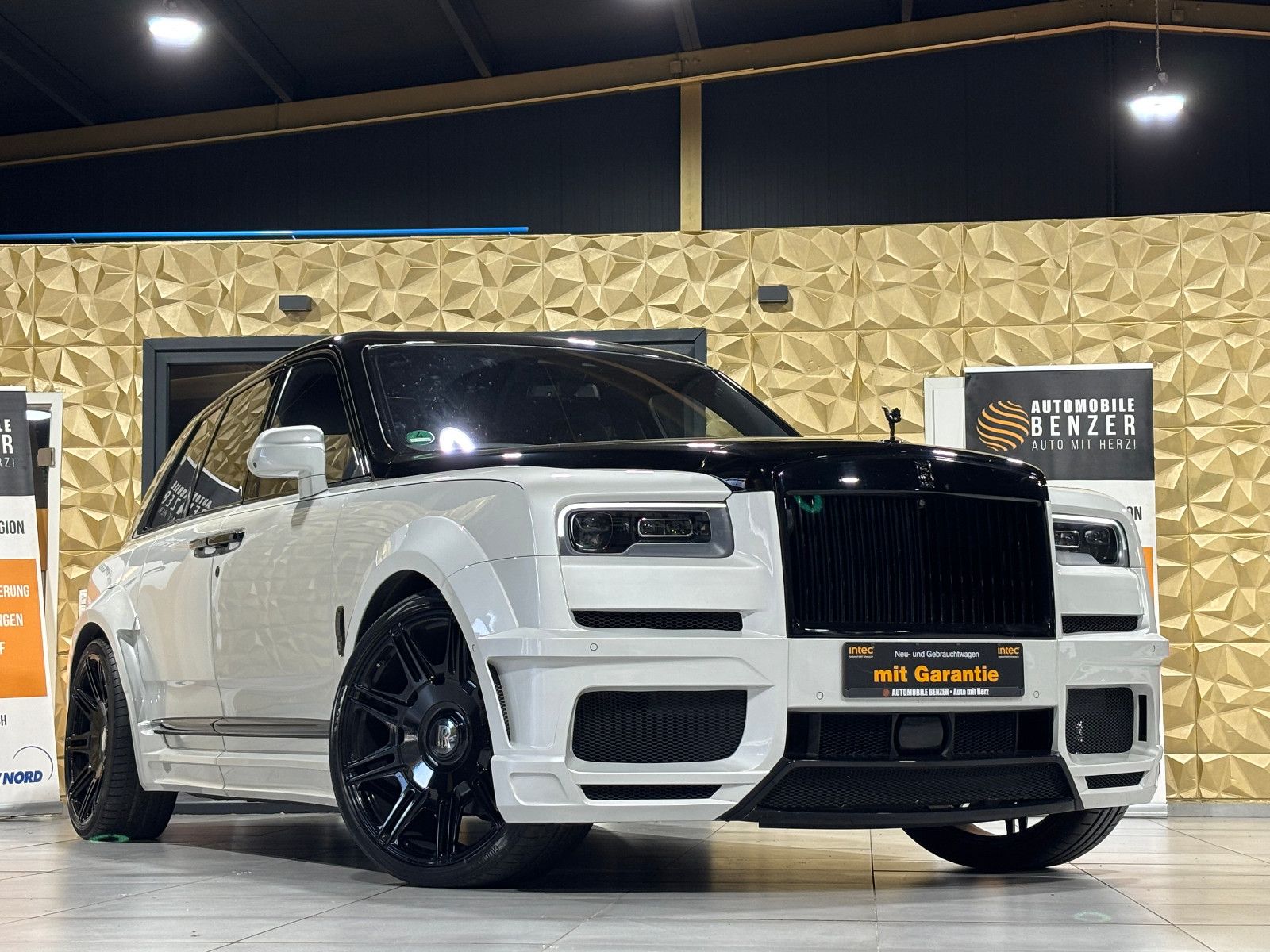 Fahrzeugabbildung Rolls-Royce Cullinan/NOVITEC/WIDEBODY/24''/FOND-TV/STERNEHIM