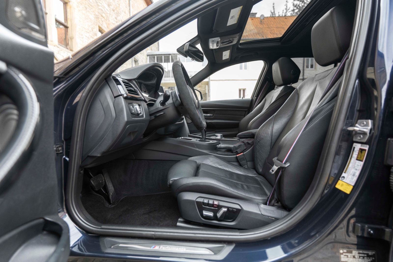 Fahrzeugabbildung BMW 330I M-Performance H&K LED CARPLAY KAM NAV ALC