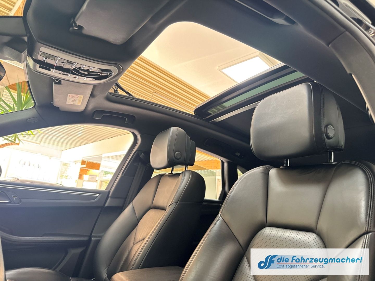 Fahrzeugabbildung Porsche Macan DE-Auto Pano Navi Memory S Soundsy LED Dyn