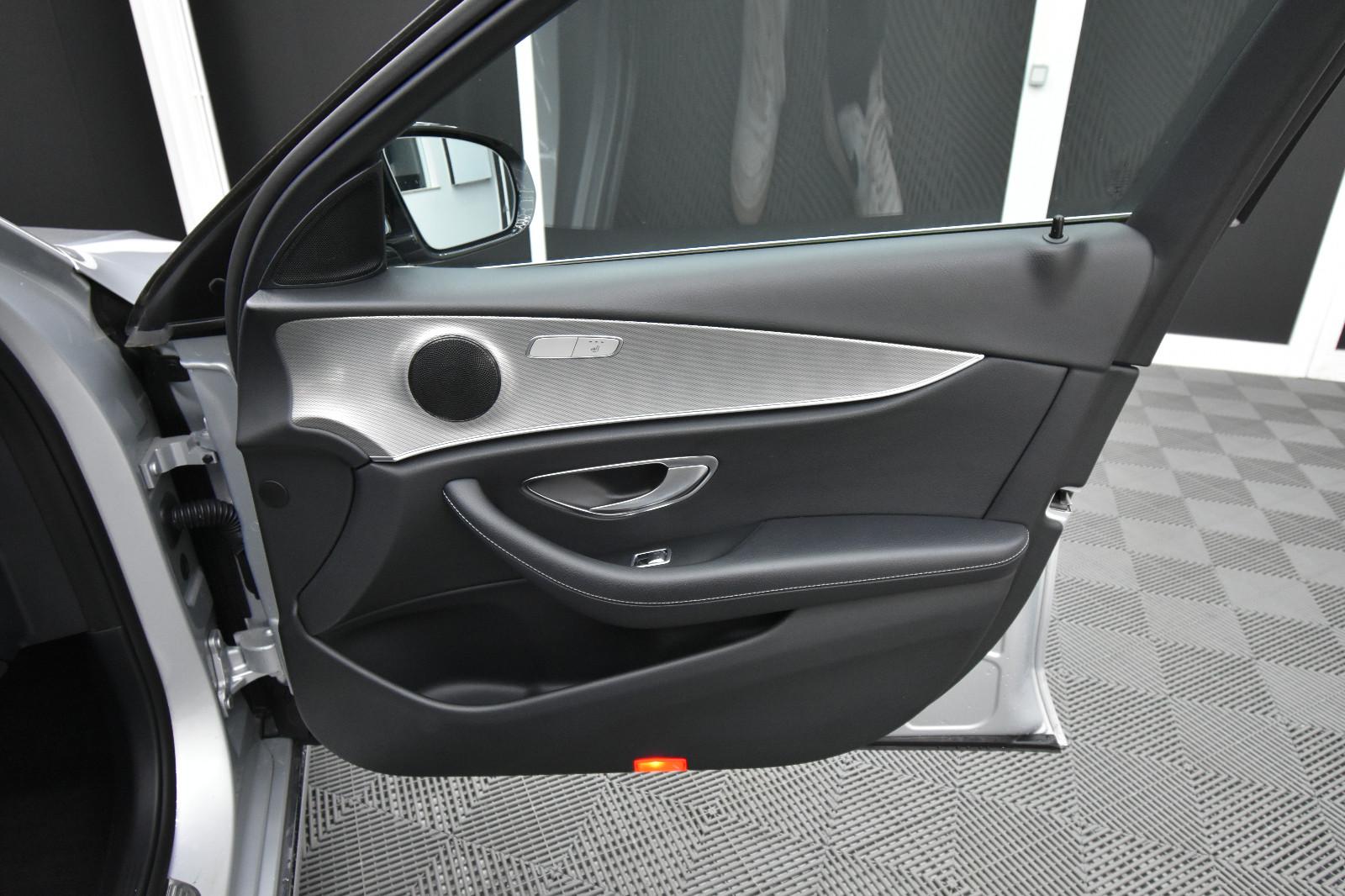 Mercedes-Benz E 220  SHZ AHK RFK LED Ambiente.