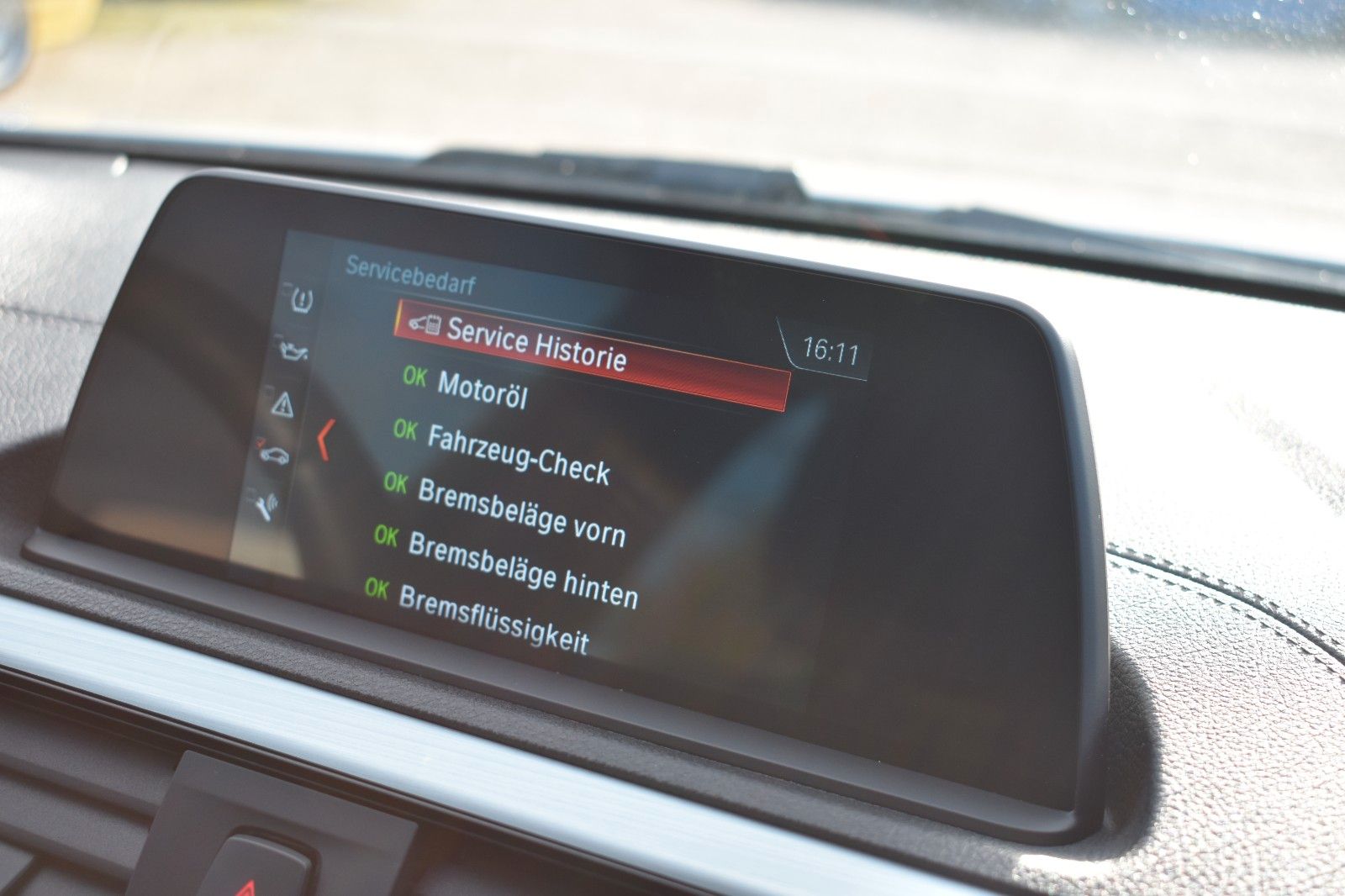 Fahrzeugabbildung BMW 118i Lim. Edition M Sport Shadow Navi Leder LED