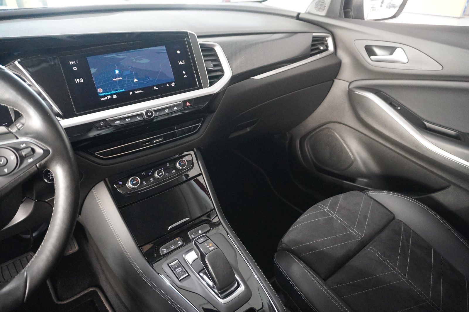 Fahrzeugabbildung Opel Grandland (X) ULTIMATE 4HYBRID NAVI/LED/360°/AHK