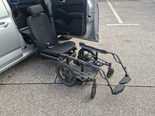 Fahrzeugabbildung Volkswagen Caddy Life Maxi Rollstuhlrampe & Schwenksitz