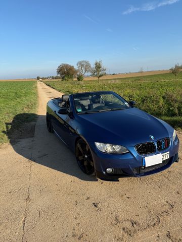 BMW 330i Cabrio mit leichten Unfallschaden links 