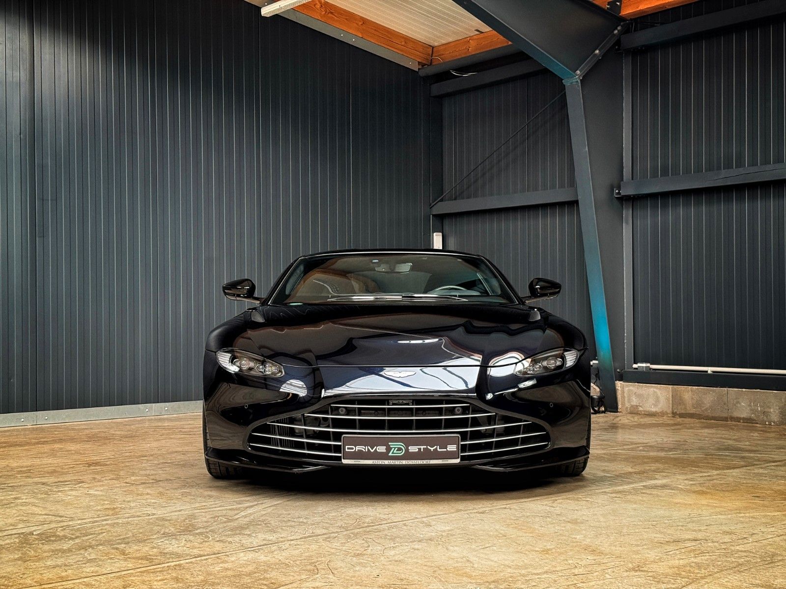 Fahrzeugabbildung Aston Martin V8 Vantage