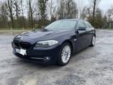 BMW 528i - - blaue BMW 528