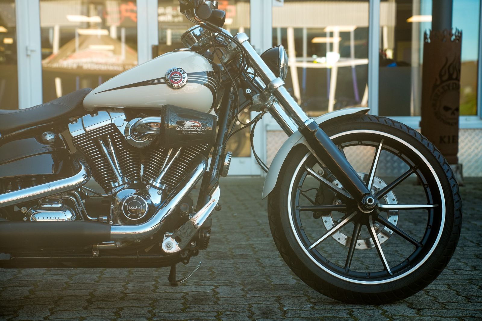 Fahrzeugabbildung Harley-Davidson FXSB Breakout 103 cui - Remus - Screamin' Eagle