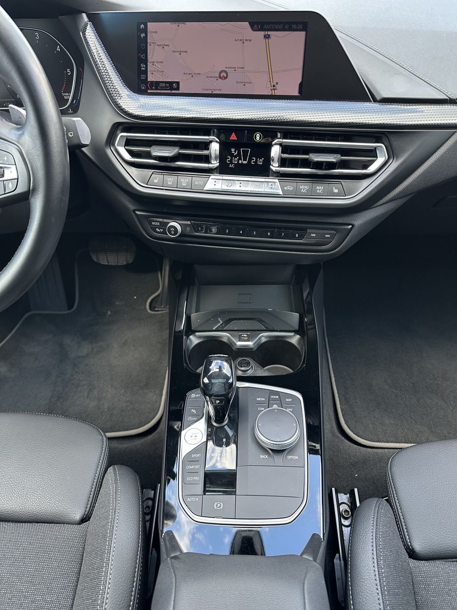 Fahrzeugabbildung BMW 118d Sport-Line Aut. NAV+LED+PANO+SPIEGEL-PAKET