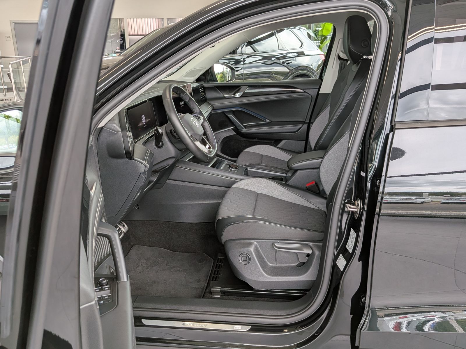 Fahrzeugabbildung Volkswagen Tiguan 1.5 eTSI ENERGY HD-Matrix 360 Pano AHK 19