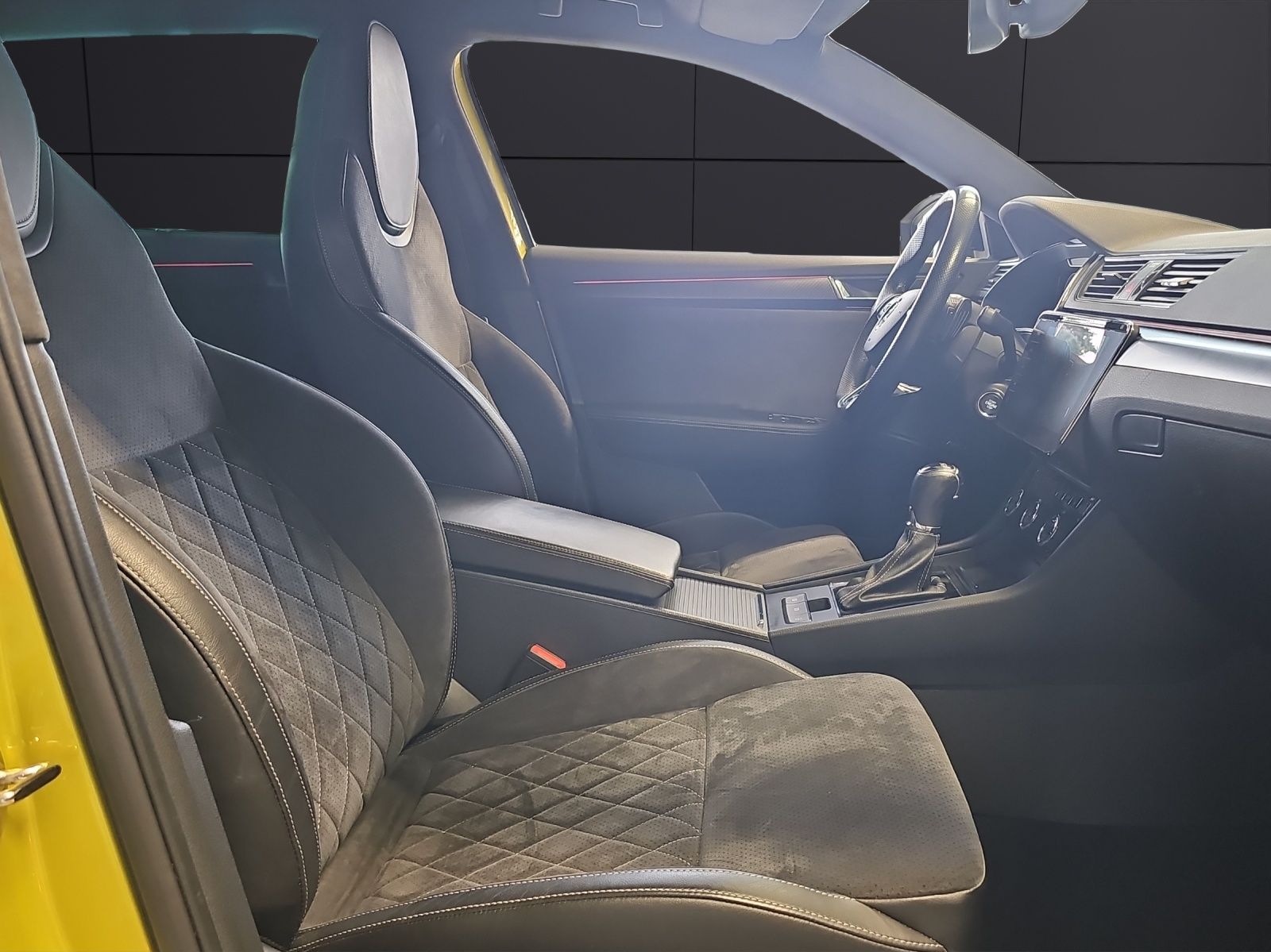 Fahrzeugabbildung SKODA Superb Combi Sportline 2.0 TSI DSG AHZV DCC ACC