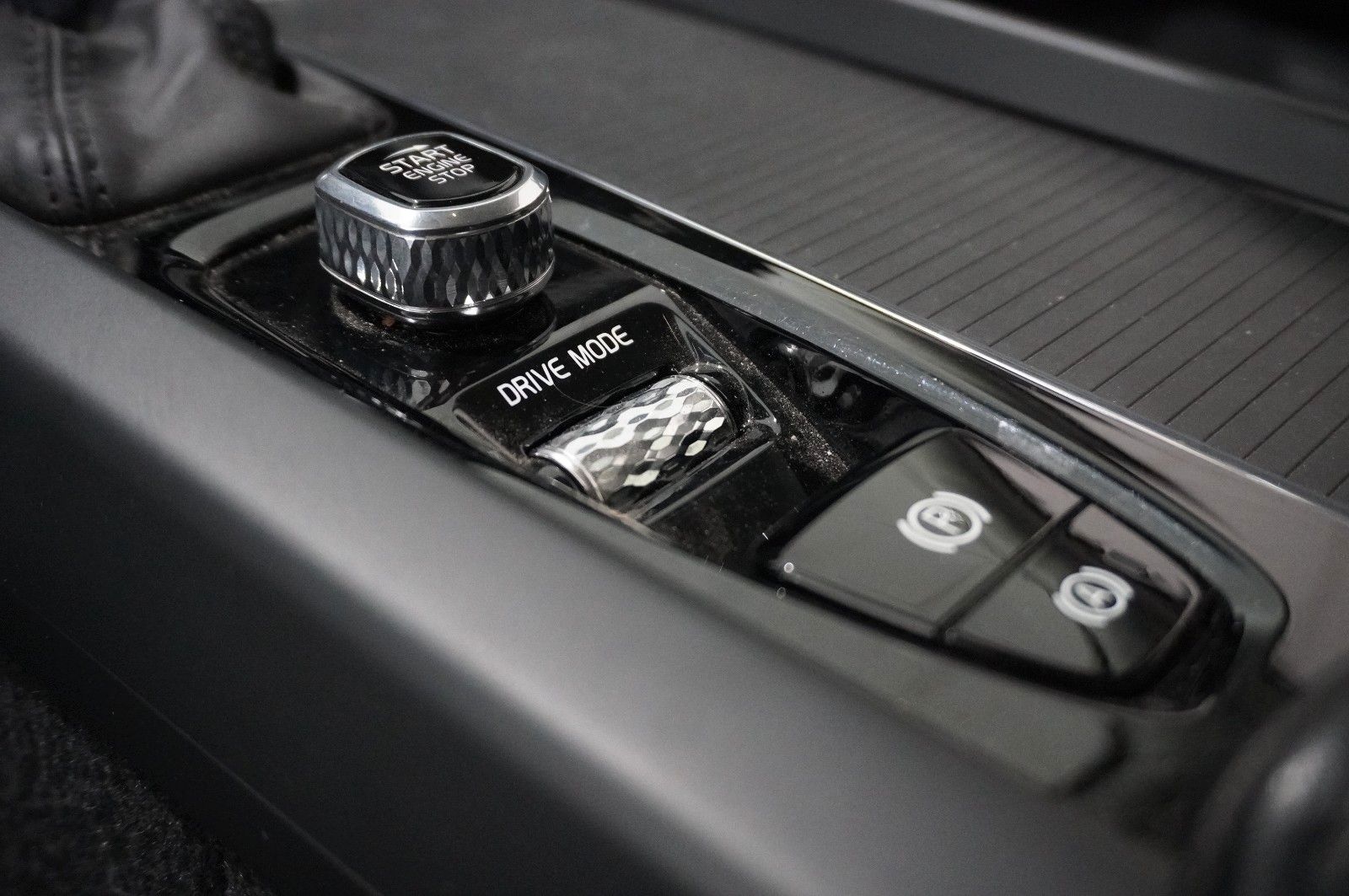 Fahrzeugabbildung Volvo XC 60 T4 MOMENTUM PRO NAVI/LED/VIRTU./SHZ/AHK