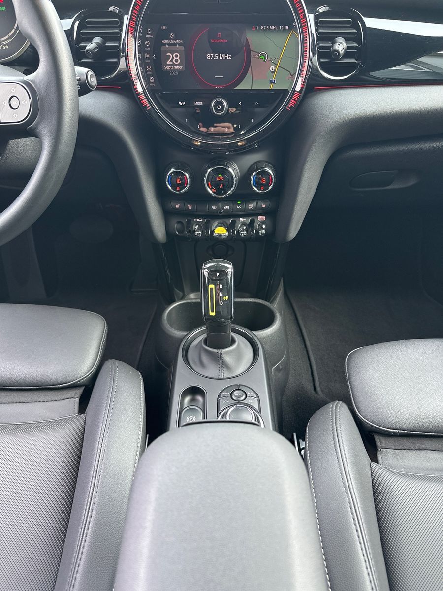 Fahrzeugabbildung MINI Cooper SE Classic Trim Black NAV+LED+KAM+SHZ