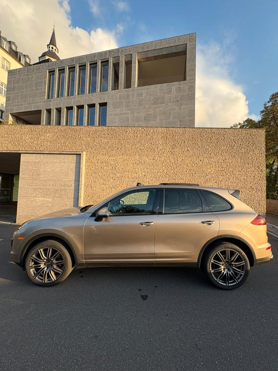 Porsche Cayenne - -