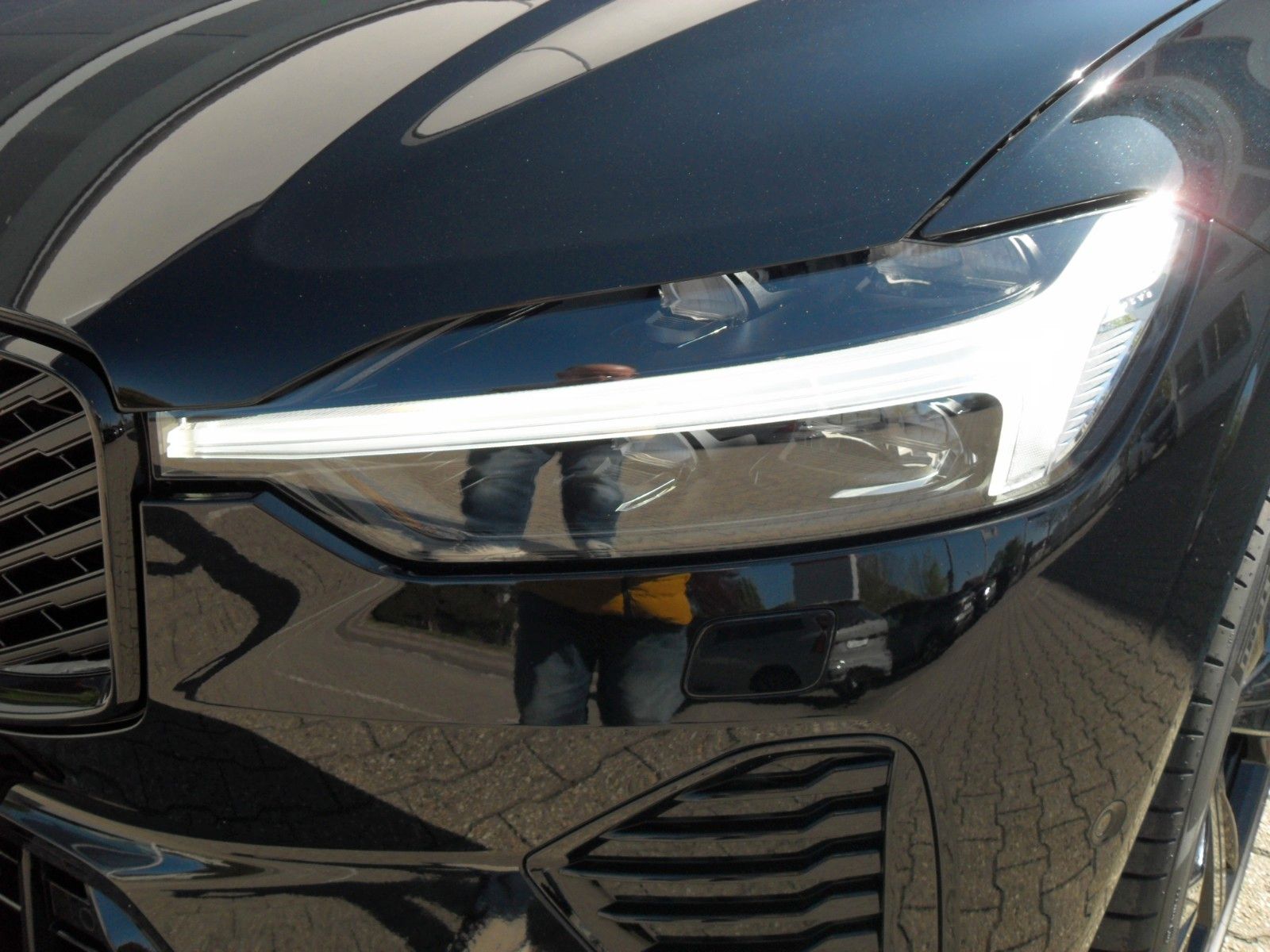 Fahrzeugabbildung Volvo XC 60 B5 Plus Black Edition AWD | Luftfederung