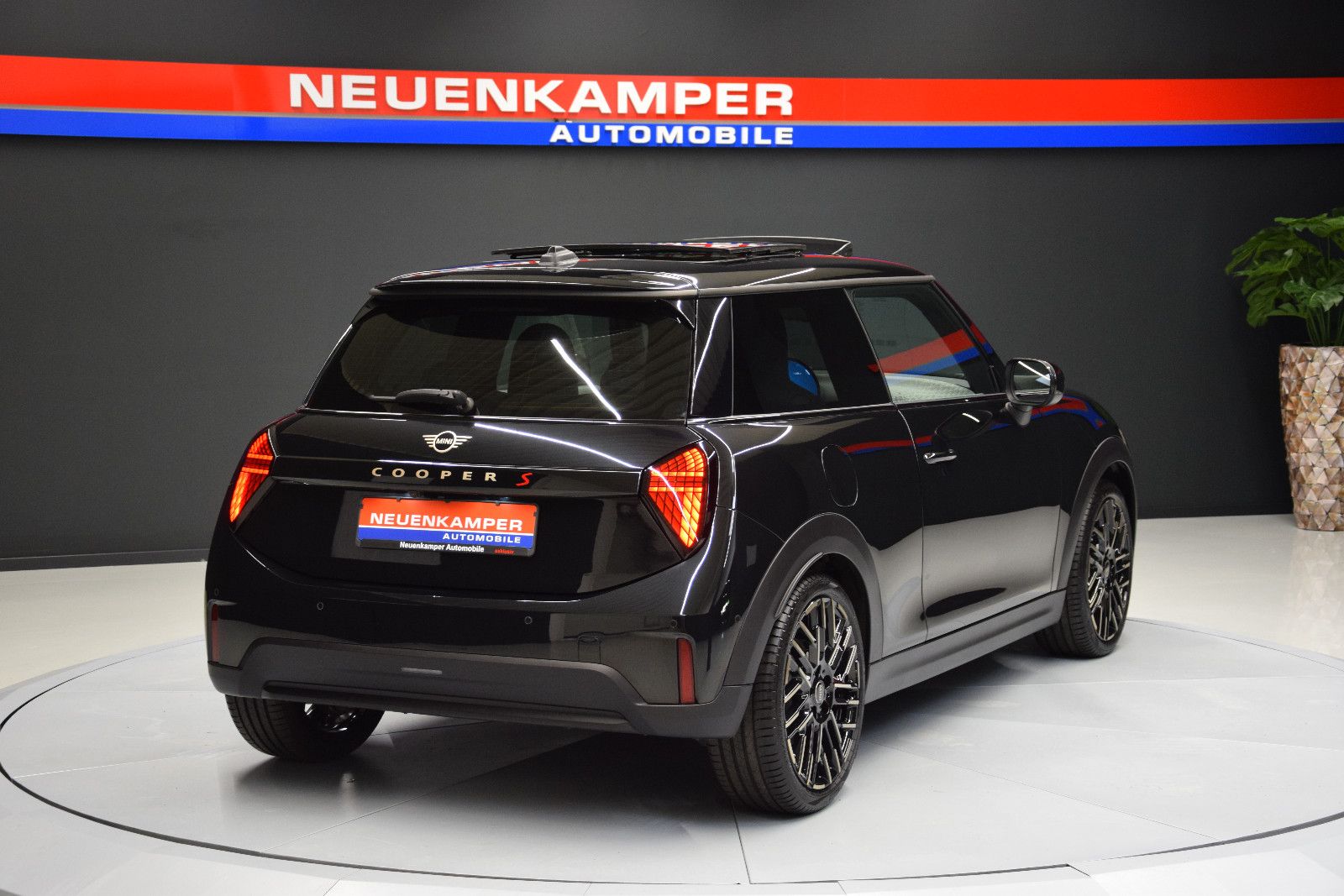 Fahrzeugabbildung MINI Cooper S Favoured Trim M Pano HuD Leder 18 Zoll