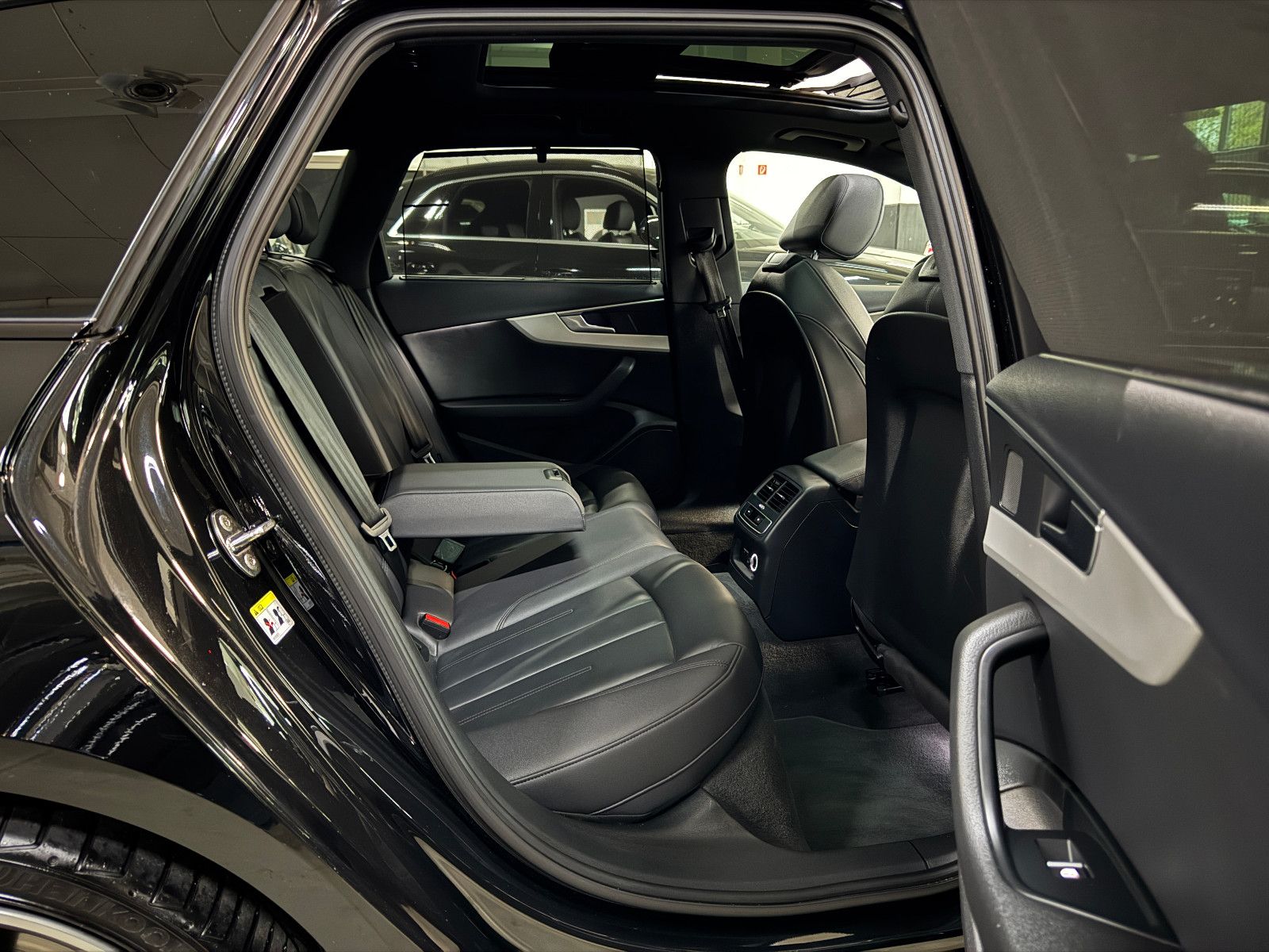 Fahrzeugabbildung Audi A4 45 TDI QUATTRO 2X S-LINE BLACK EDITION 19´RS
