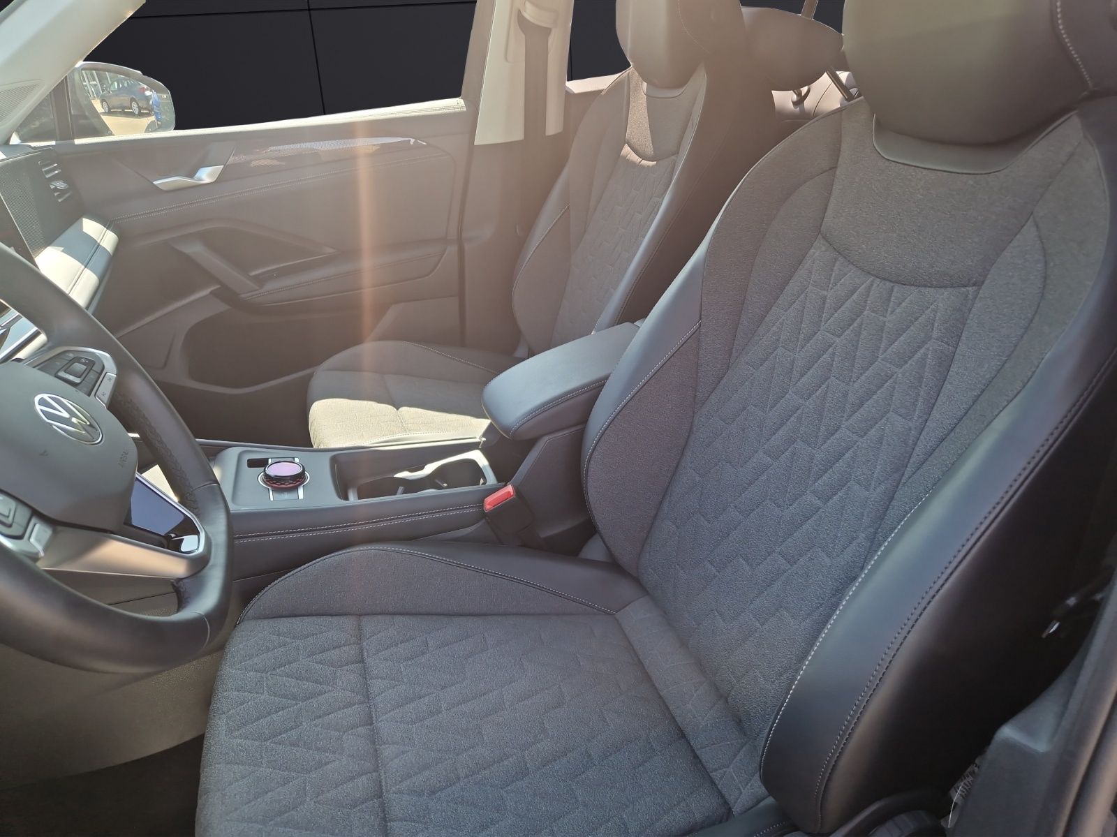 Fahrzeugabbildung Volkswagen Tiguan 2.0 TDI Life DSG LED+ ACC AHK SHZ LRHzg W