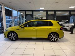 VW Golf  R-LINE DSG ACC PANO STANDHZG AHK GARANTIE
