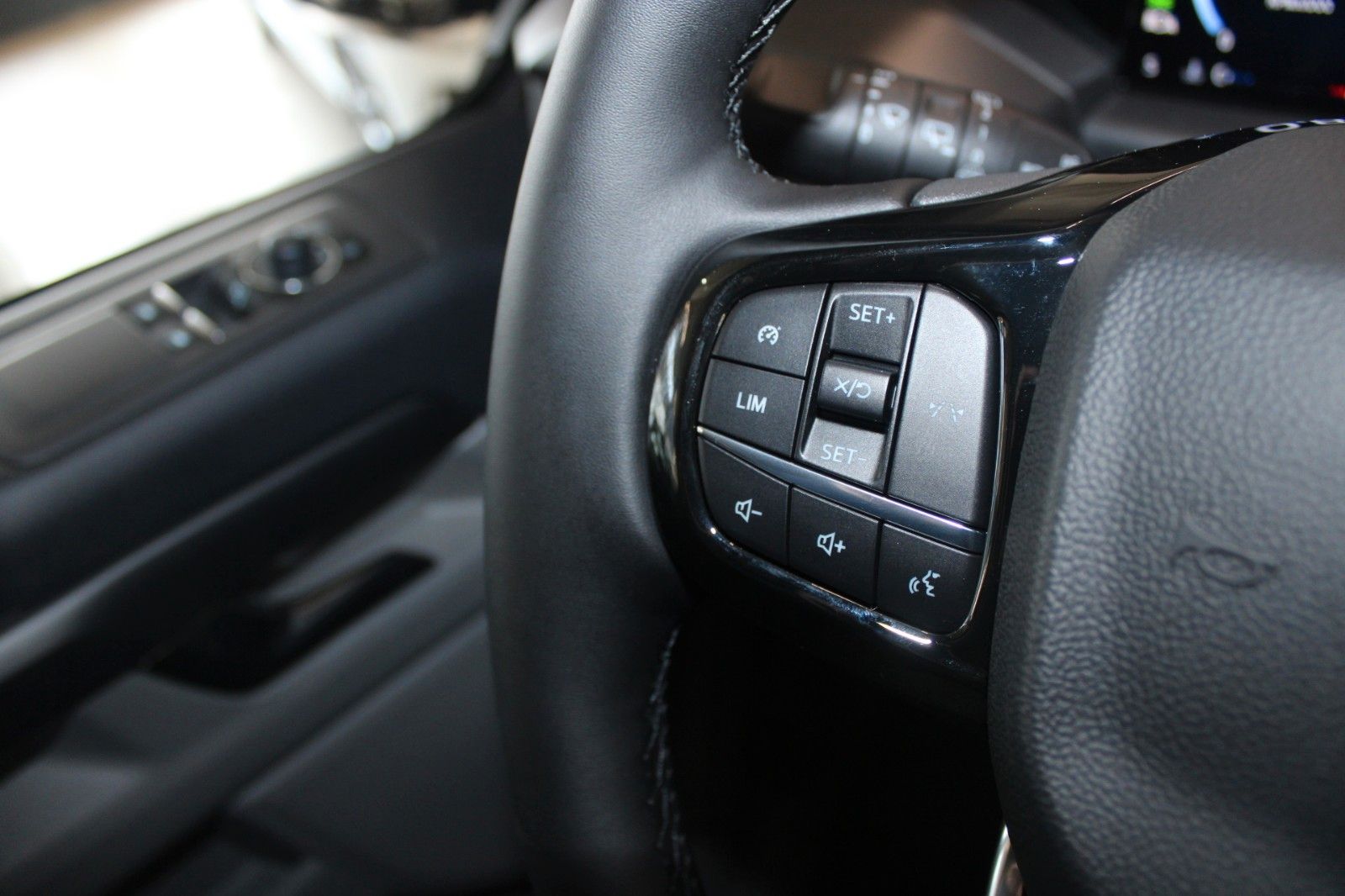 Fahrzeugabbildung Ford Tourneo Custom L1 8-Sitz Titanium Aut. LED STDHZ