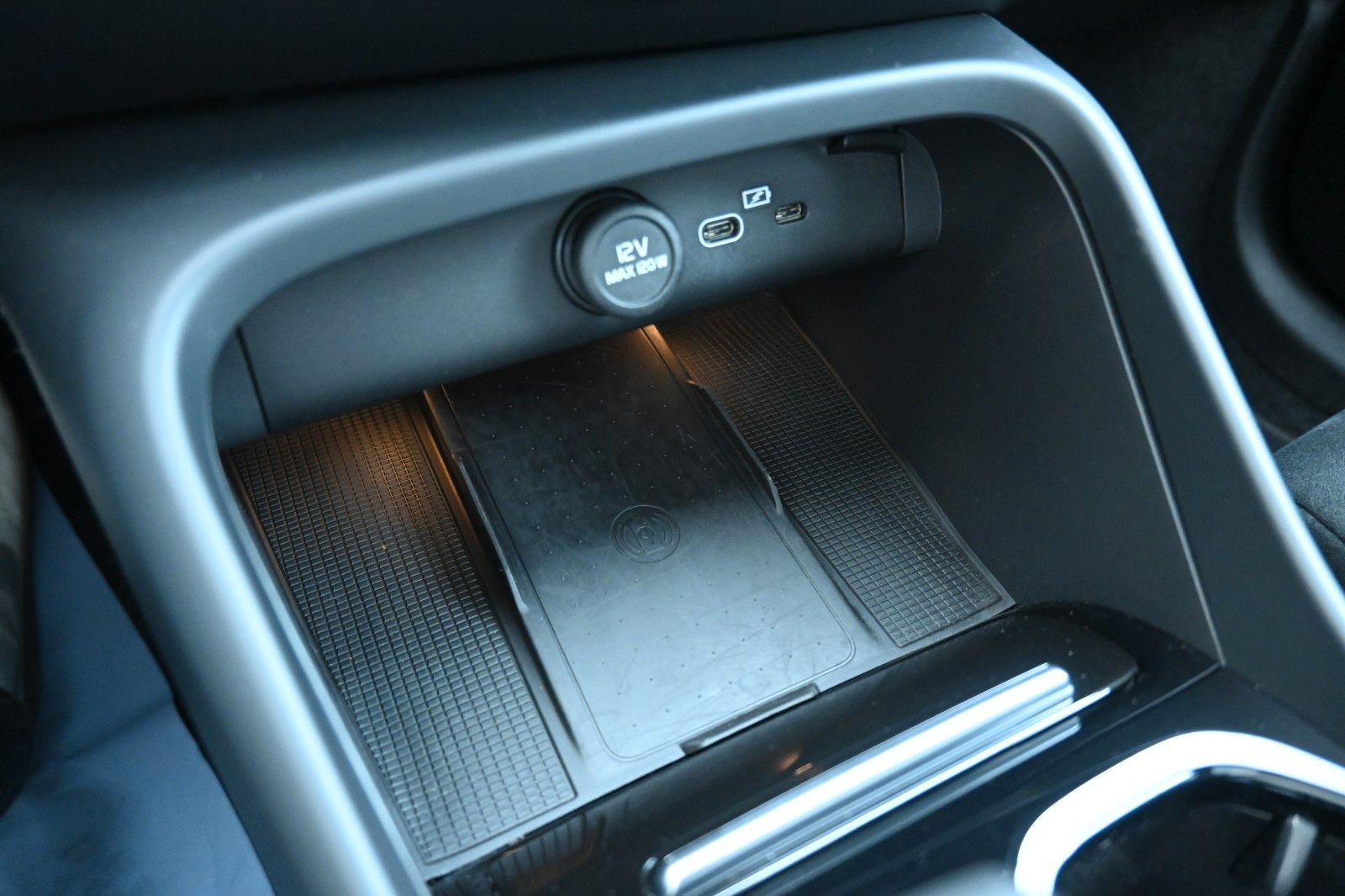 Fahrzeugabbildung Volvo XC40 B4 DSG Ultra Dark*PANO*RFK*ACC