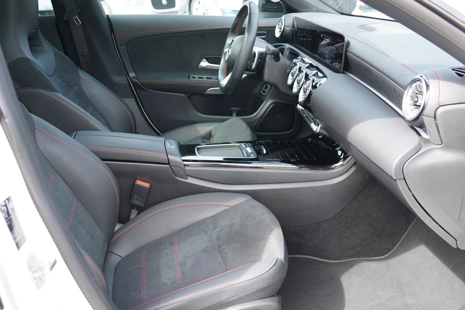 Mercedes-Benz CLA 250 4Matic AMG Line  *JUNGE STERNE*FACELIFT* foto 16