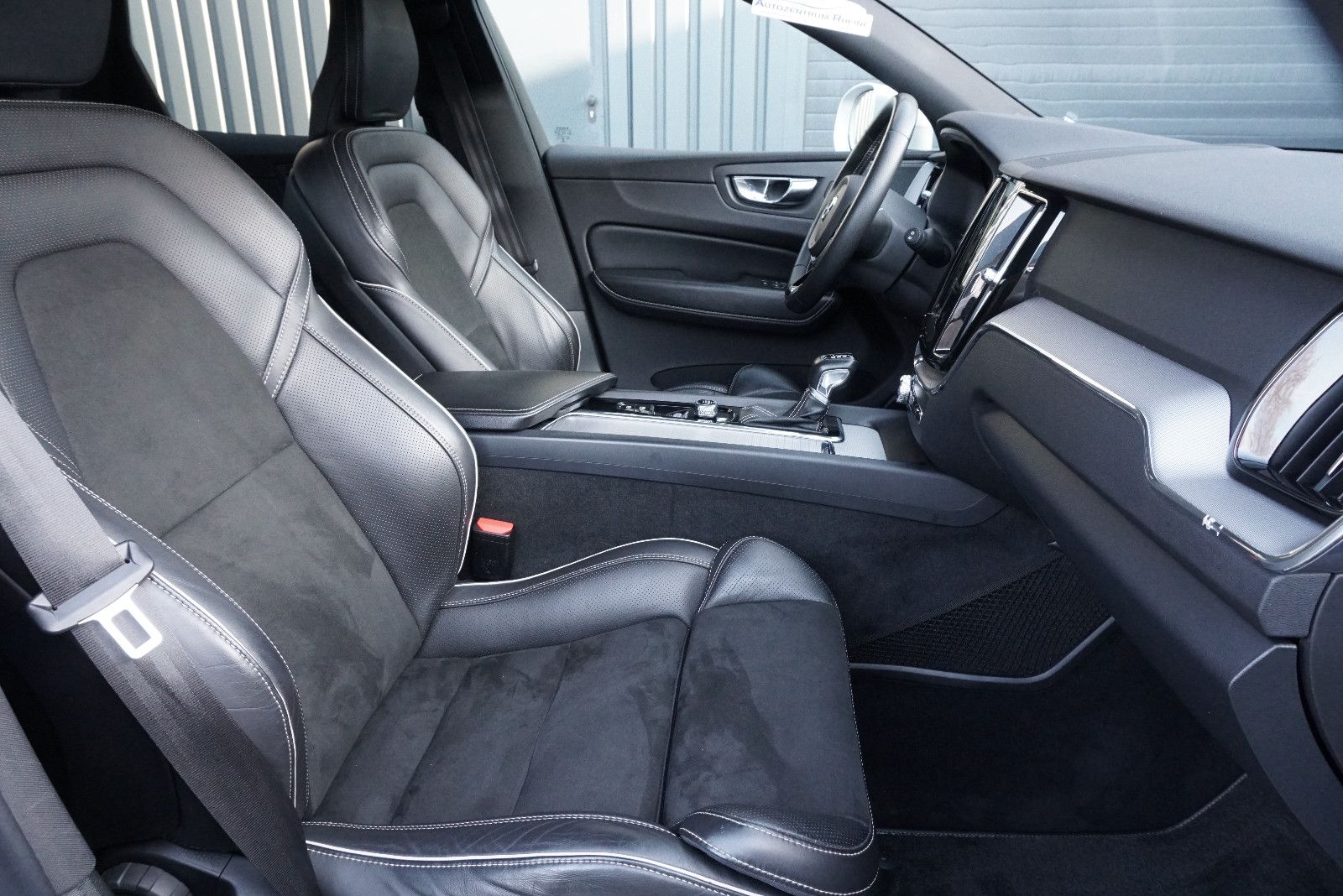 Volvo XC60 R-Design AWD 360° SHZ AHK LED NAV Harman Ka foto 16