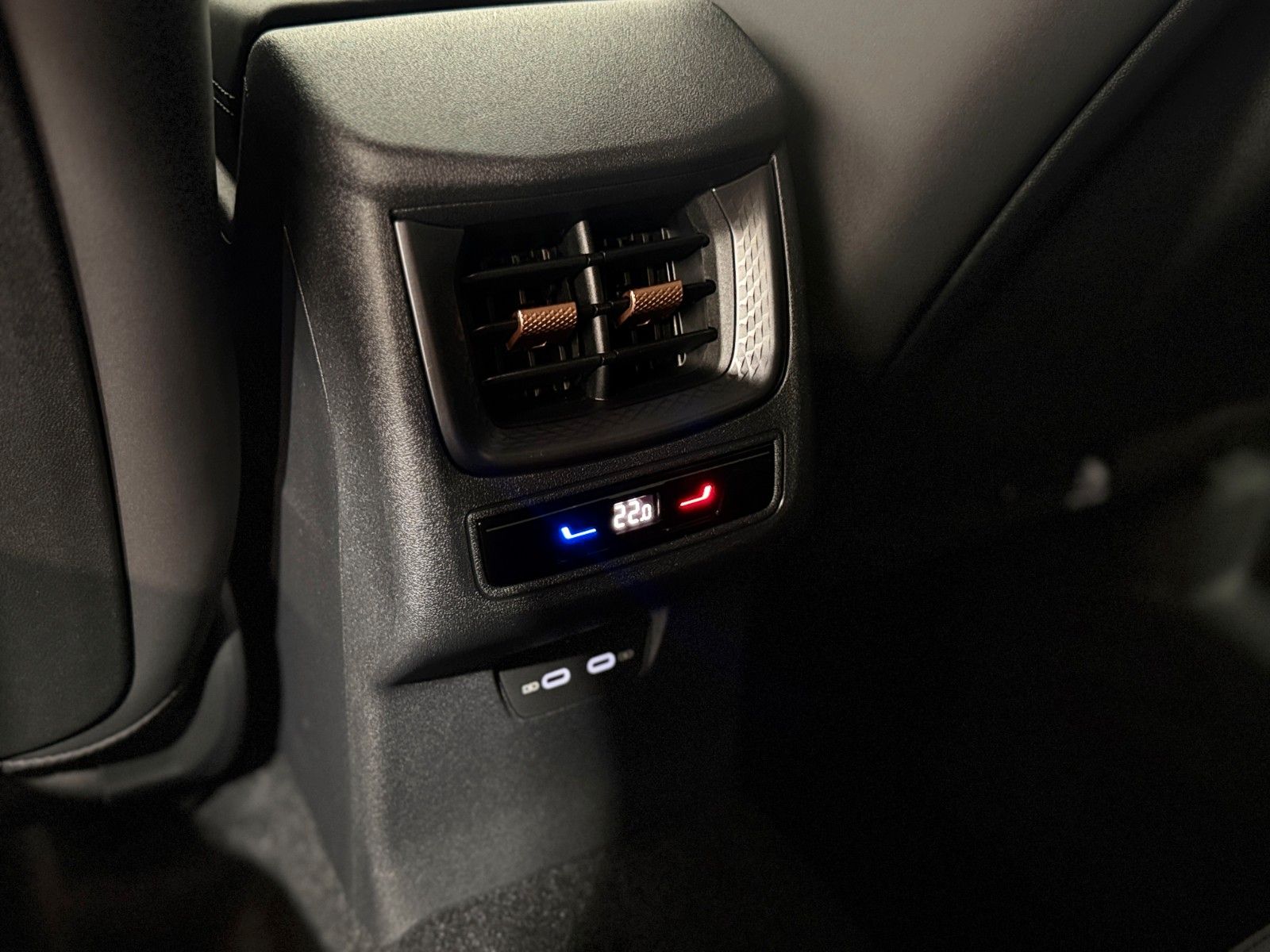 Fahrzeugabbildung CUPRA Terramar 2.0 TSI-4Drive-VZ-AHK-Memory