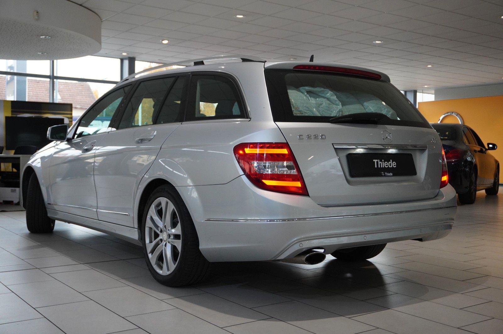 Fahrzeugabbildung Mercedes-Benz C 220 T AVANTGARDE KLIMA/SHZ/PDC/T-LEDER/USB