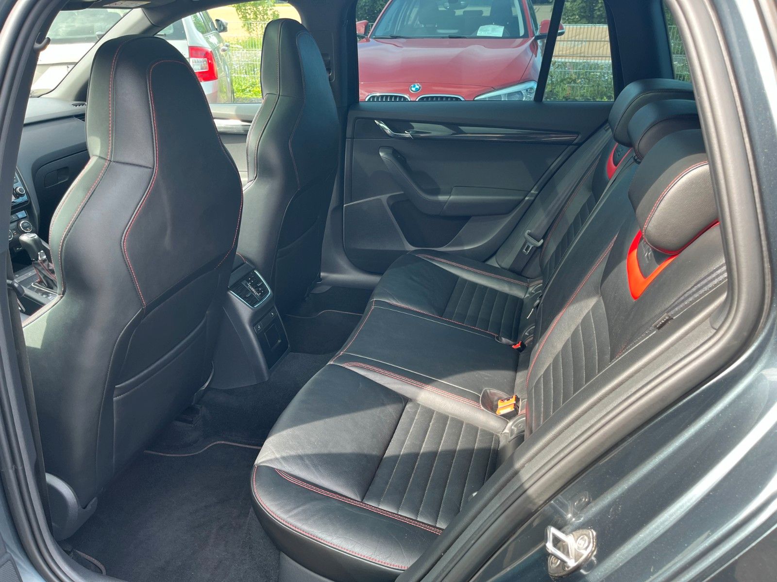 Fahrzeugabbildung SKODA Octavia Combi RS DSG Navi Leder Pano SPORTDESIGN