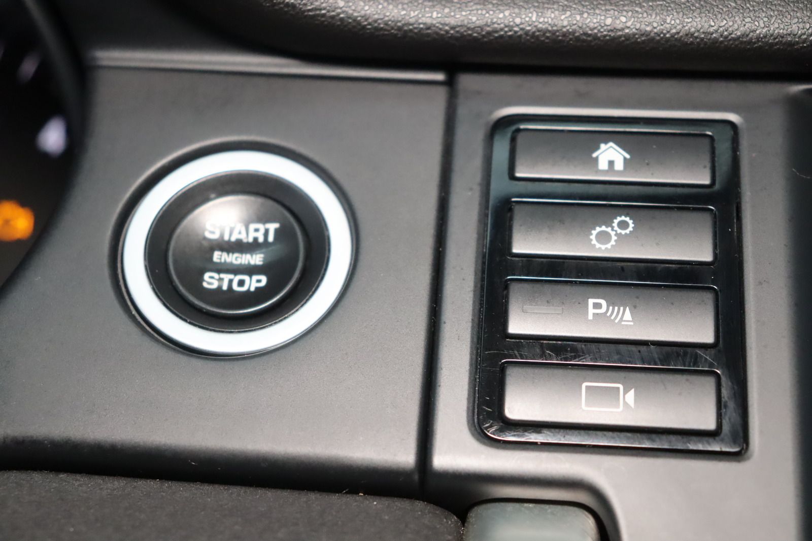 Fahrzeugabbildung Land Rover Discovery Sport 2.0 TD4 SE AWD