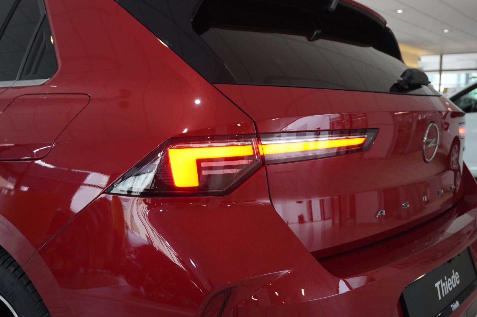 Fahrzeugabbildung Opel Astra L Lim. 1.6 HYBRID ELEGANCE NAVI/LED/KAMERA