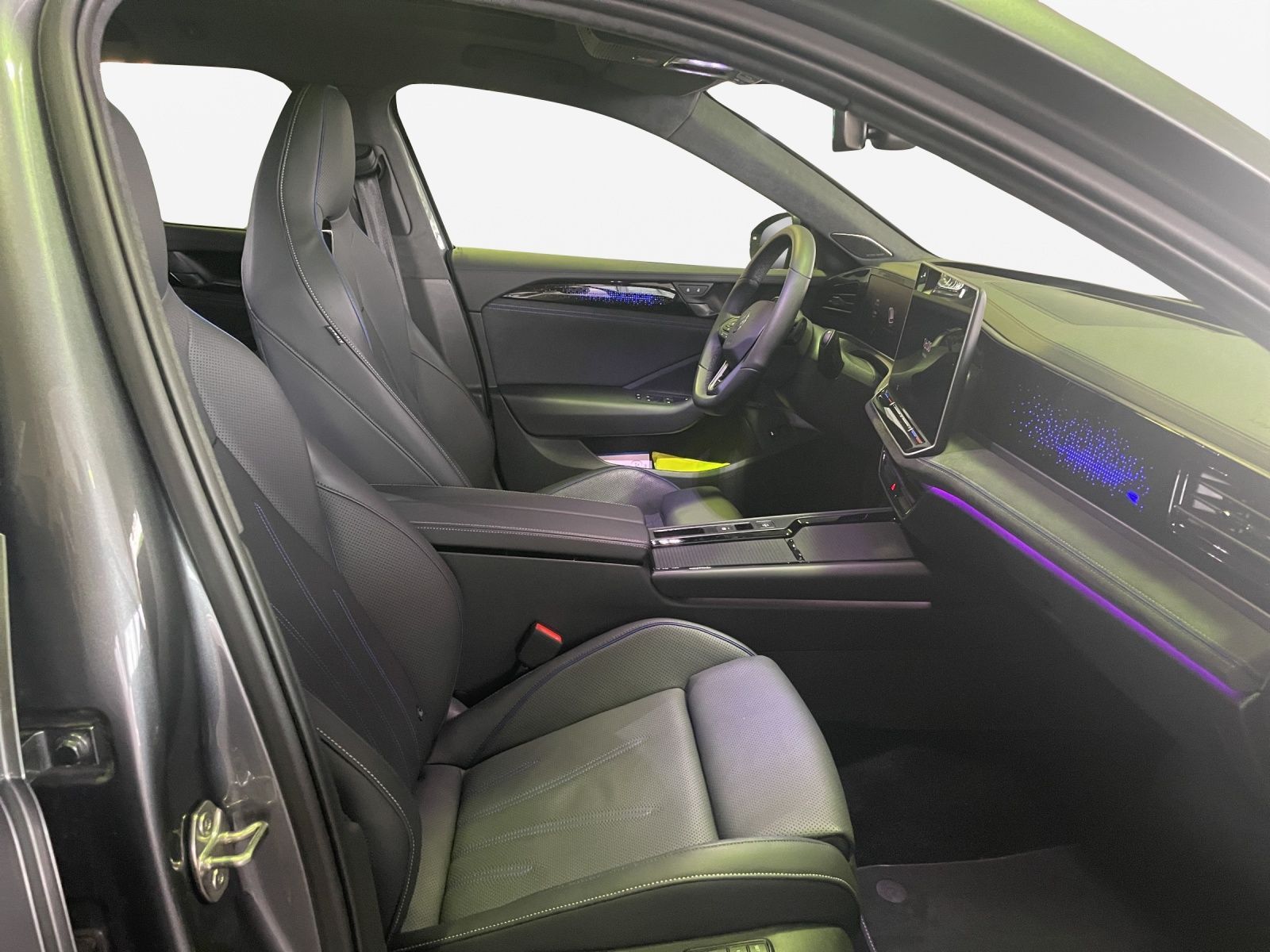 Volkswagen Passat R-Line 2,0 l TSI OPF 4MOTION 195 kW 265 foto 4