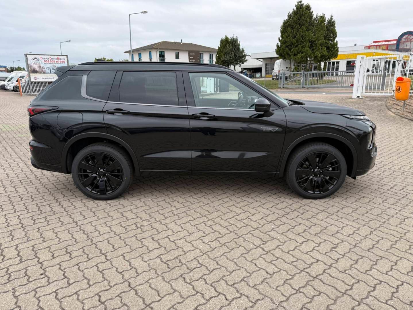 Fahrzeugabbildung Mitsubishi Outlander Plug-in Hybrid Black  2.4