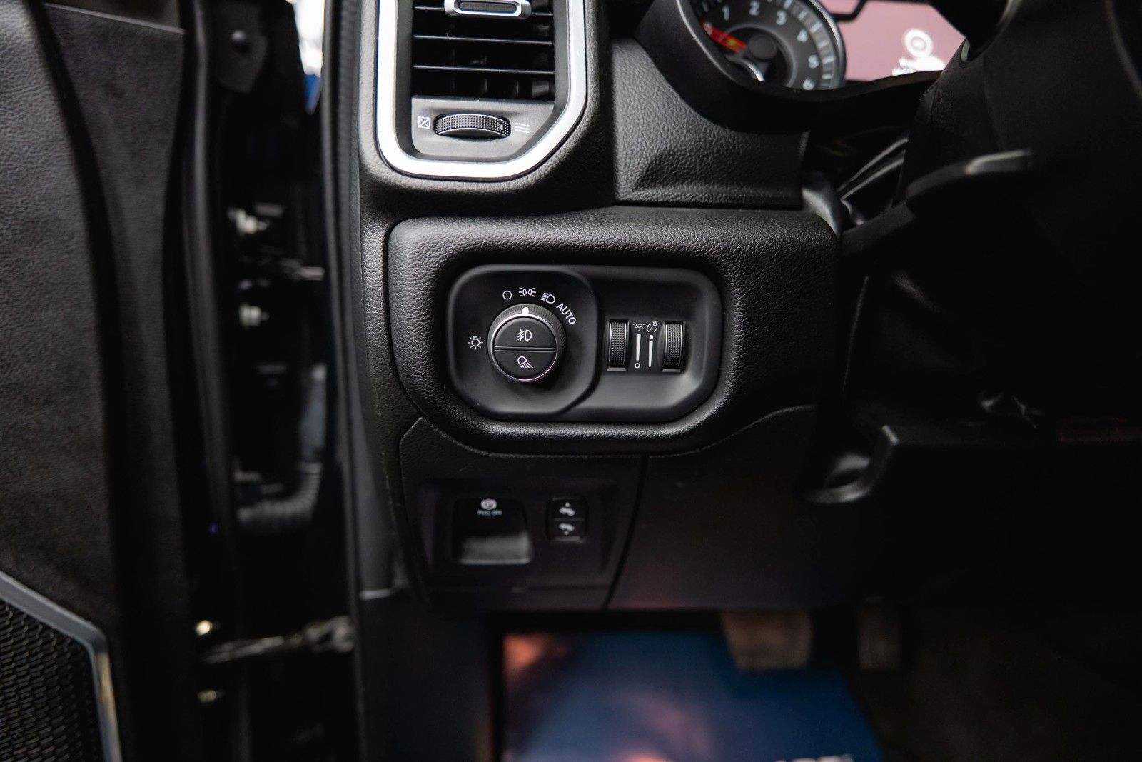 Fahrzeugabbildung Dodge RAM 5.7 V8 HEMI 4x4 LARAMIE Offroad Night LED