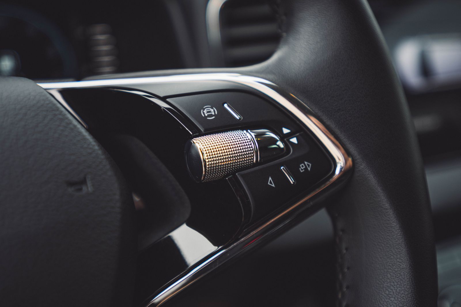 Fahrzeugabbildung SKODA Karoq 1.5L DSG*LED*PDC*KAM*ACC*Smartlink*