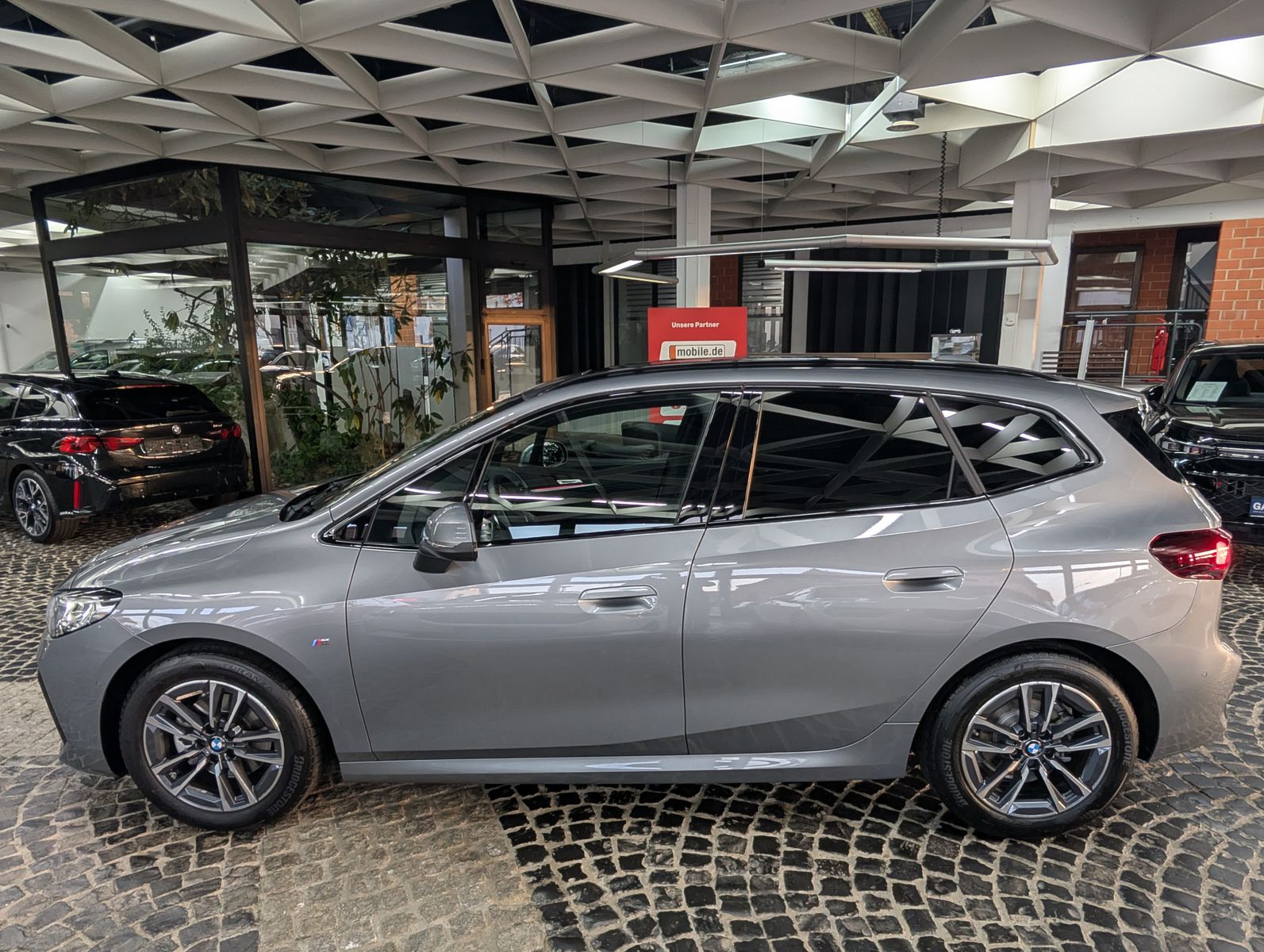 Fahrzeugabbildung BMW 218 Active Tourer  M Sport SHADOW PANO AHK LEDER