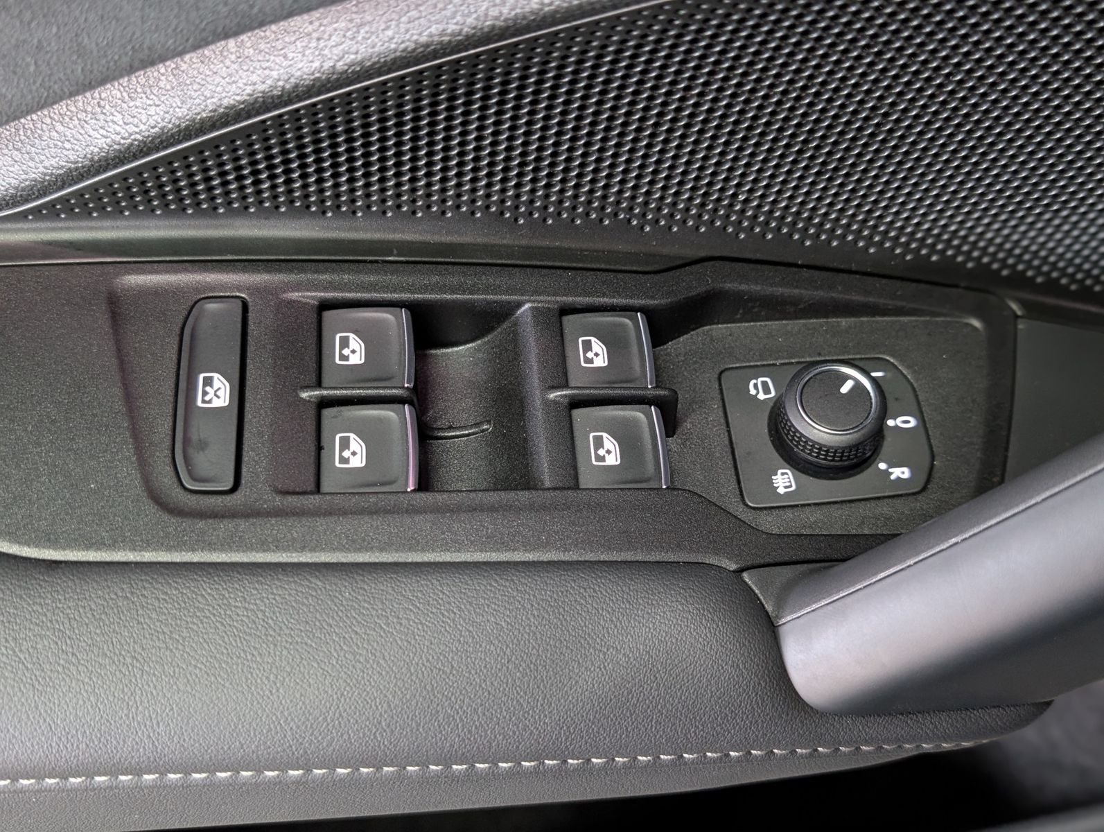 Fahrzeugabbildung Volkswagen Tayron R-Line 360°H&K LAUNCH PANO IQ-LIGHT AHK 7