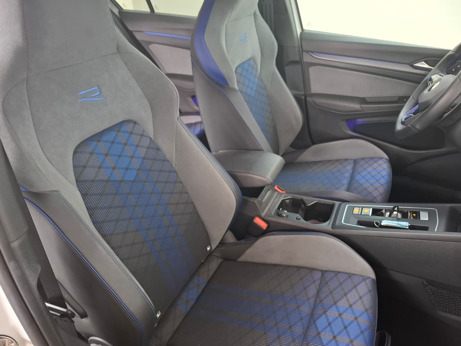 Fahrzeugabbildung Volkswagen Golf VIII Lim. R 2,0 TSI DSG 4M + ACC + IQ.Light