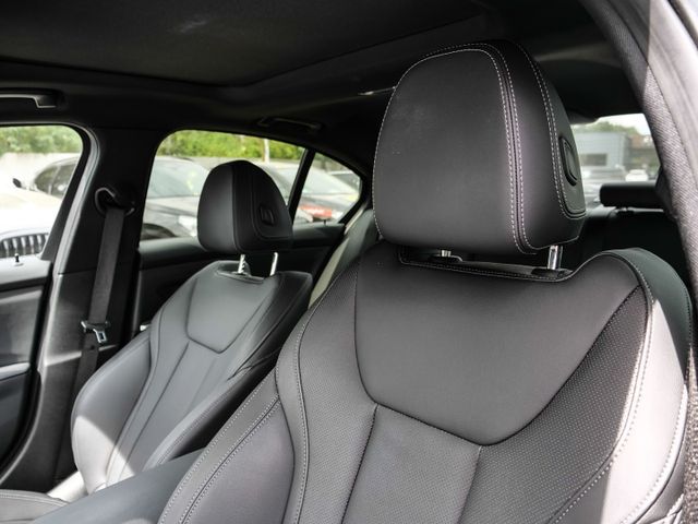 BMW 330, 2023 — 9